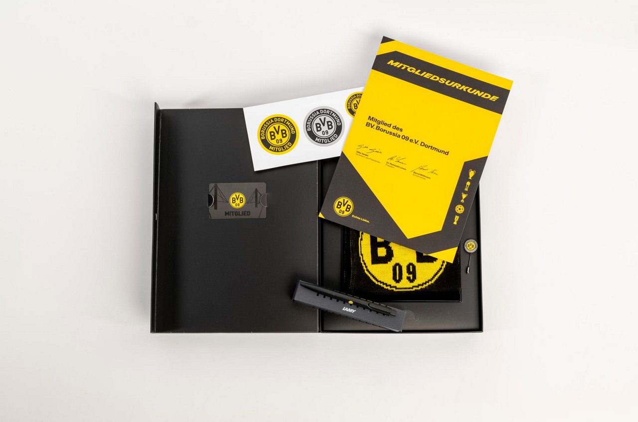 Welcome gift for membership (including Lamy ballpoint pen, certificate, and ID card).