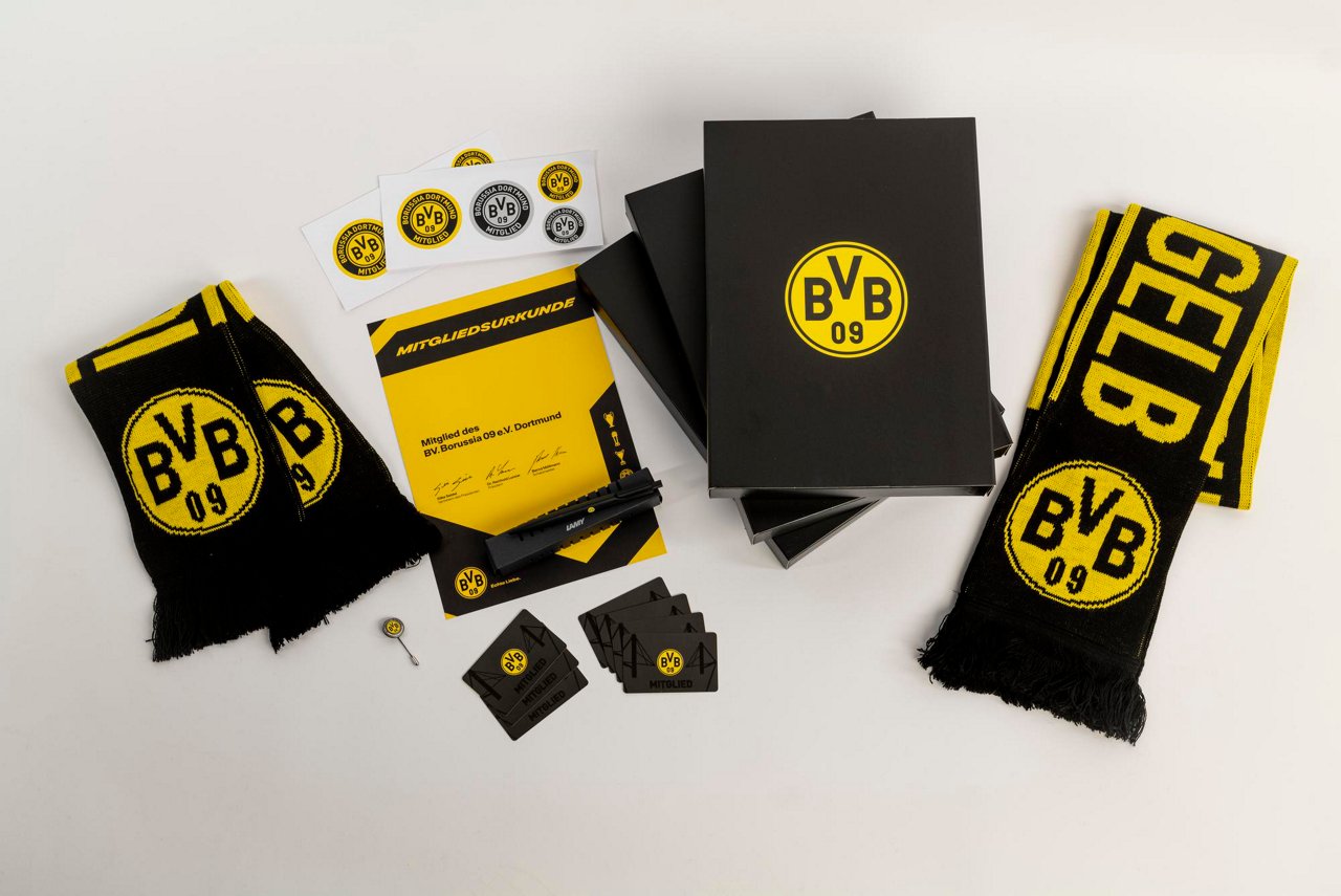 Willkommensgeschenk bei Mitgliedschaft (mit Schal, Urkunde und Ausweis).