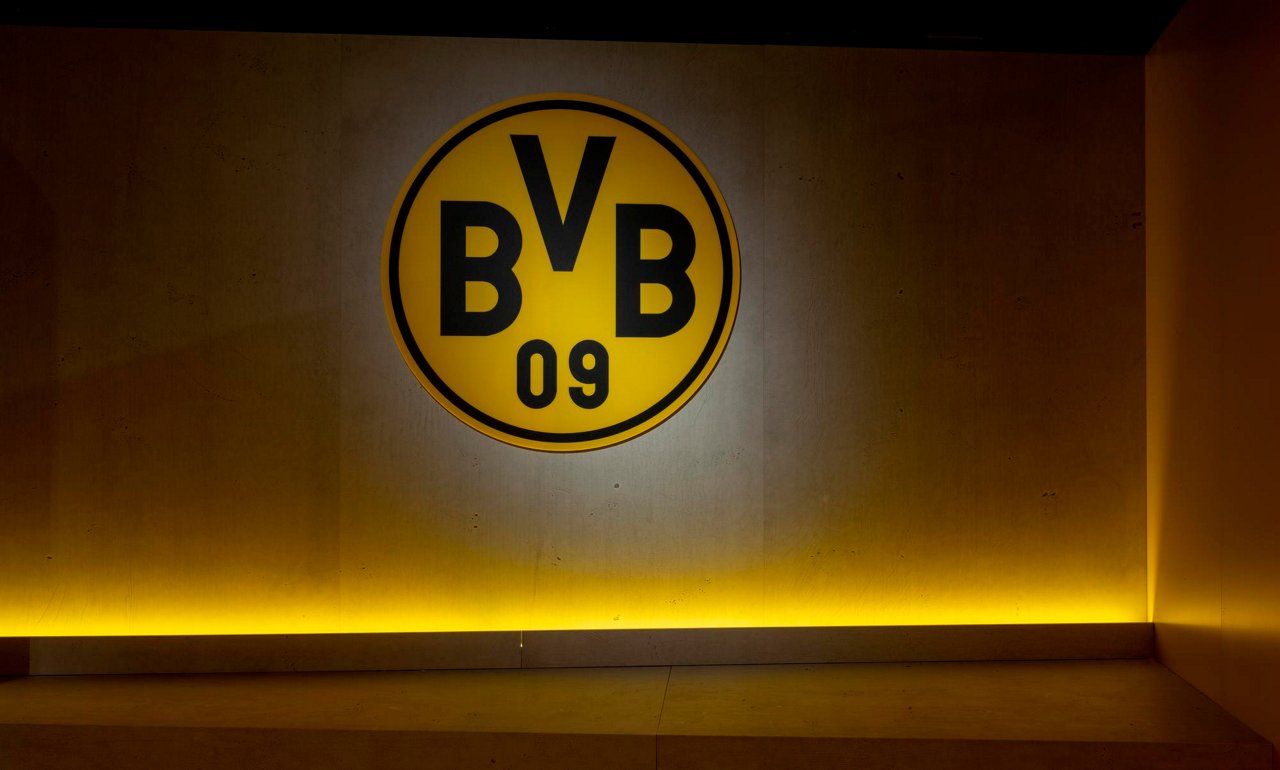 BVB-Logo an einer beleuchtenden Wand