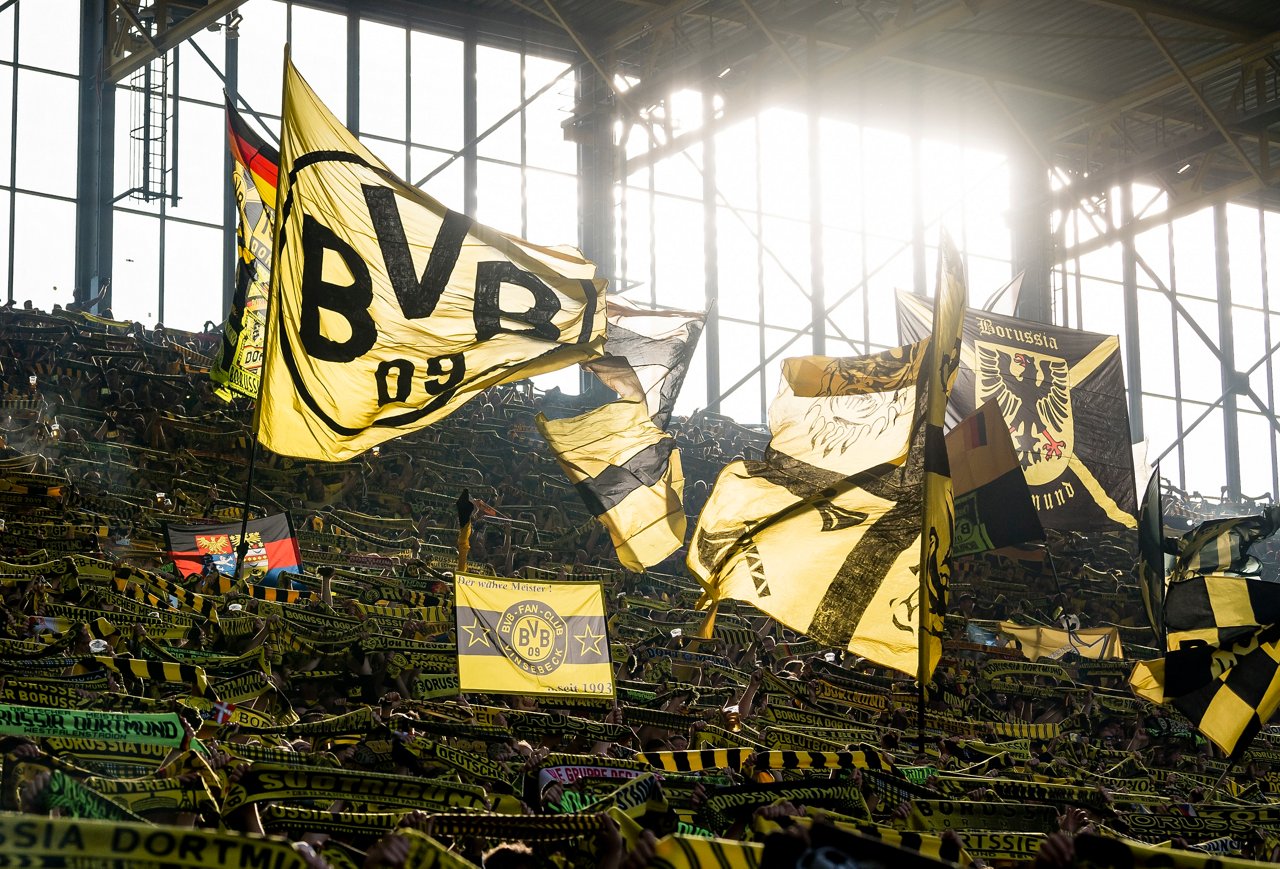 BVB- Fahnen wehen auf der Südtribühne