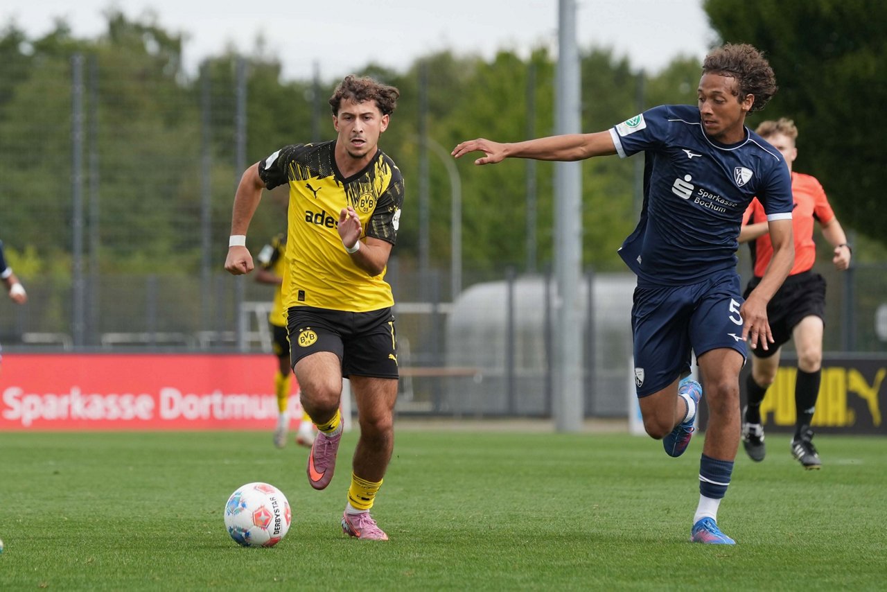 Taycan Etcibasi führt den Ball im Spiel gegen Bochum.