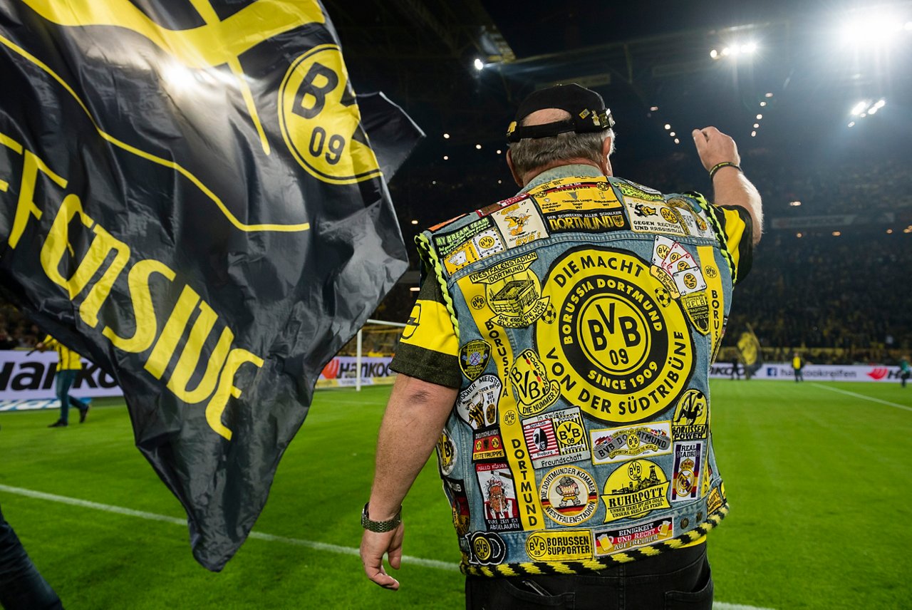 BVB Fan mit Kutte im Stadion