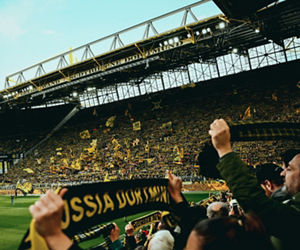 23/24, Bundesliga, Bundesligasaison
Freitag 21.04.2024, 1. Bundesliga Saison 23/24 - 30. Spieltag in Dortmund, .Borussia Dortmund - Bayer 04 Leverkusen, .Fans, Schals.Suedtribuene.Copyright:.Borussia Dortmund GmbH & Co. KGaA.Rheinlanddamm 207-209.44137 Dortmund..(NO IPTC-stripping allowed).EDITORIAL USE ONLY