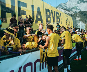 20/21, Bundesliga, Bundesligasaison, Training
Samstag 16.07.2022, 1. Bundesliga Saison 22/23 - in Bad Ragaz, Schweiz,.BV Borussia Dortmund, .Trainingslager Bad Ragaz .Geben Autogramme den Fans, Fan, Zuschauer ..Donyell Malen (BVB), ..Copyright:.Borussia Dortmund GmbH & Co. KGaA.Rheinlanddamm 207-209.44137 Dortmund....