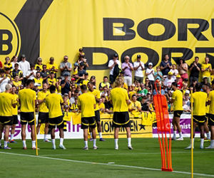 BVB-Spieler mit Fans im Hintergrund.