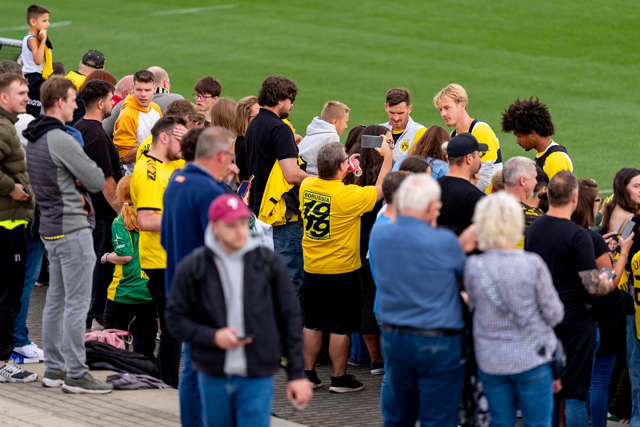 Fans beim öffentlichen Training.