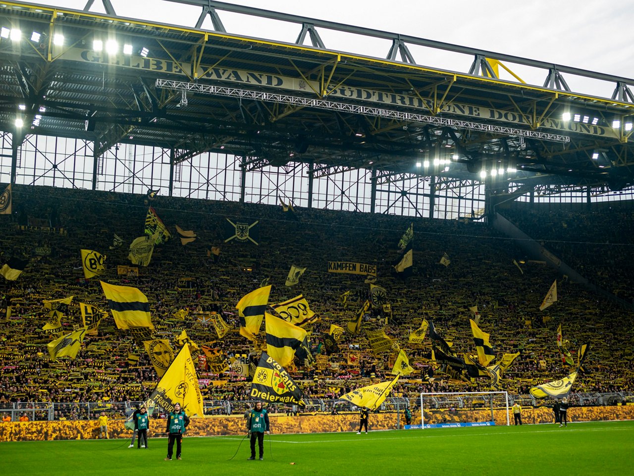 BVB Fans auf der Südtribüne