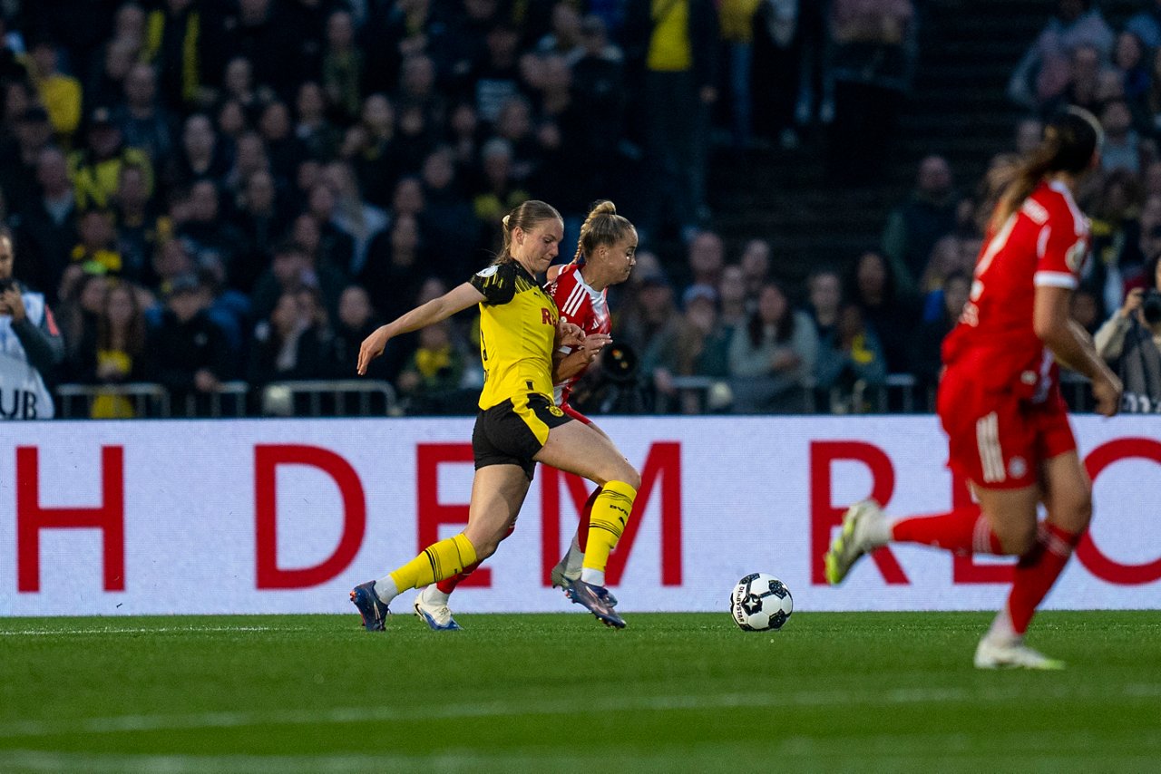 Annika Enderle im Laufduell mit Giulia Gwinn.