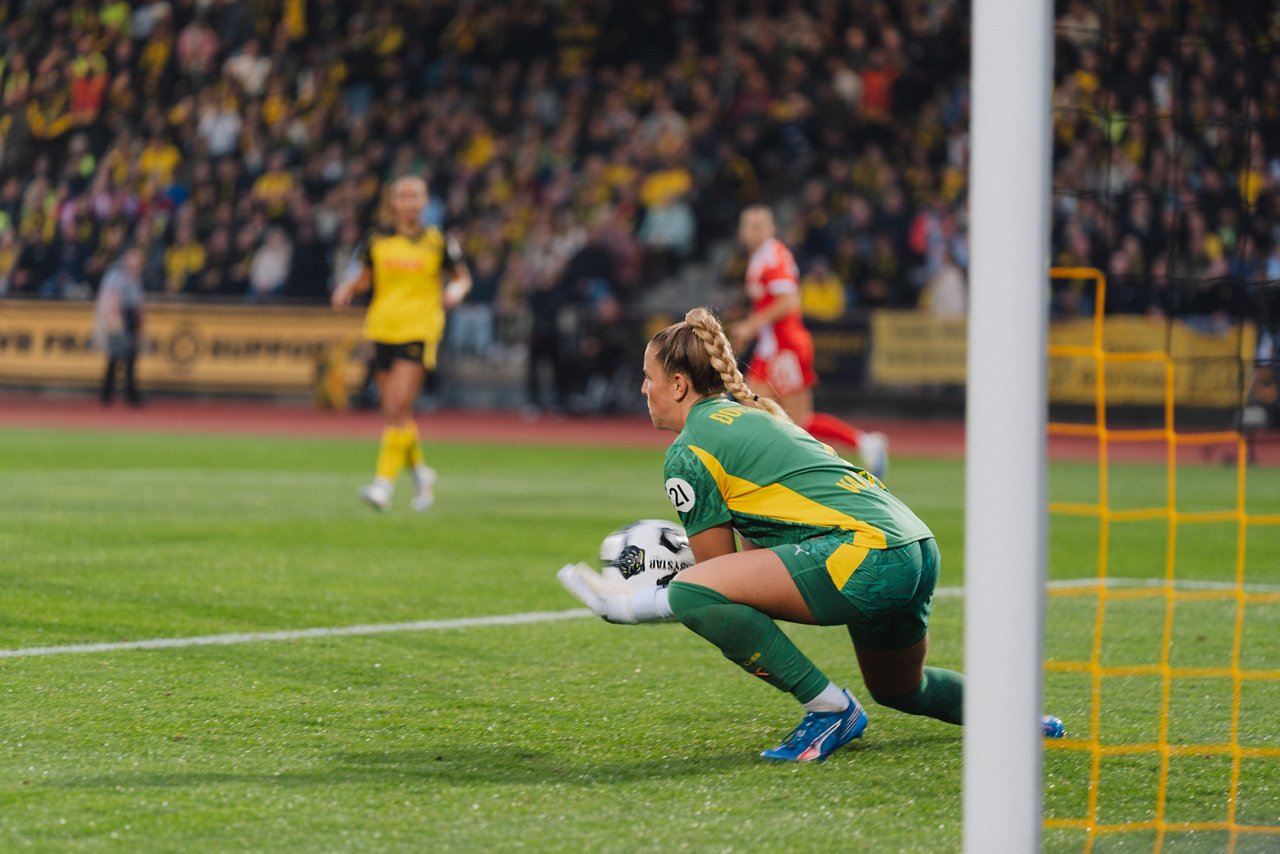 Laura van der Laan fängt einen Ball.