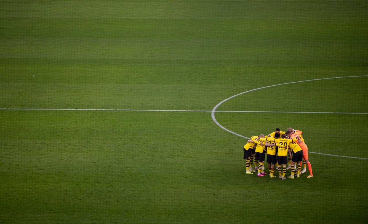 BVB-Mannschaft im Teamkreis