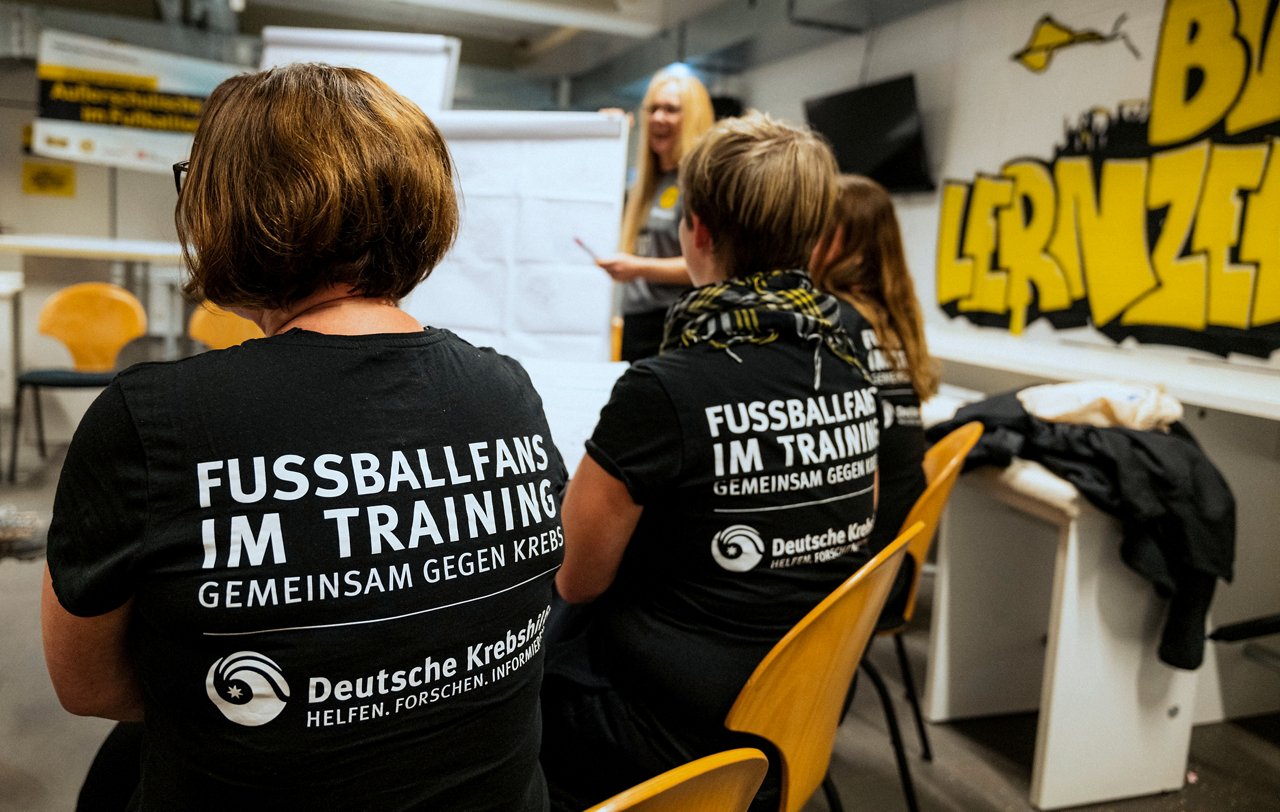 22/23, Bundesliga, Bundesligasaison, Saison, Portrait, Studio
Dienstag 22.11.2022, 1. Bundesliga Saison 22/23 -  in Dortmund, .BV Borussia Dortmund .FFIT - Trainingsprojekt fuer uebergewichtige BVB-Fans, „Fußballfans im Training“ im Stadion, Frauen, Damen ...Copyright:.Borussia Dortmund GmbH & Co. KGaA.Rheinlanddamm 207-209.44137 Dortmund....