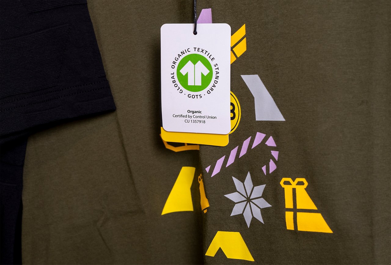 GOTS-Schild hängt an BVB-Shirt.