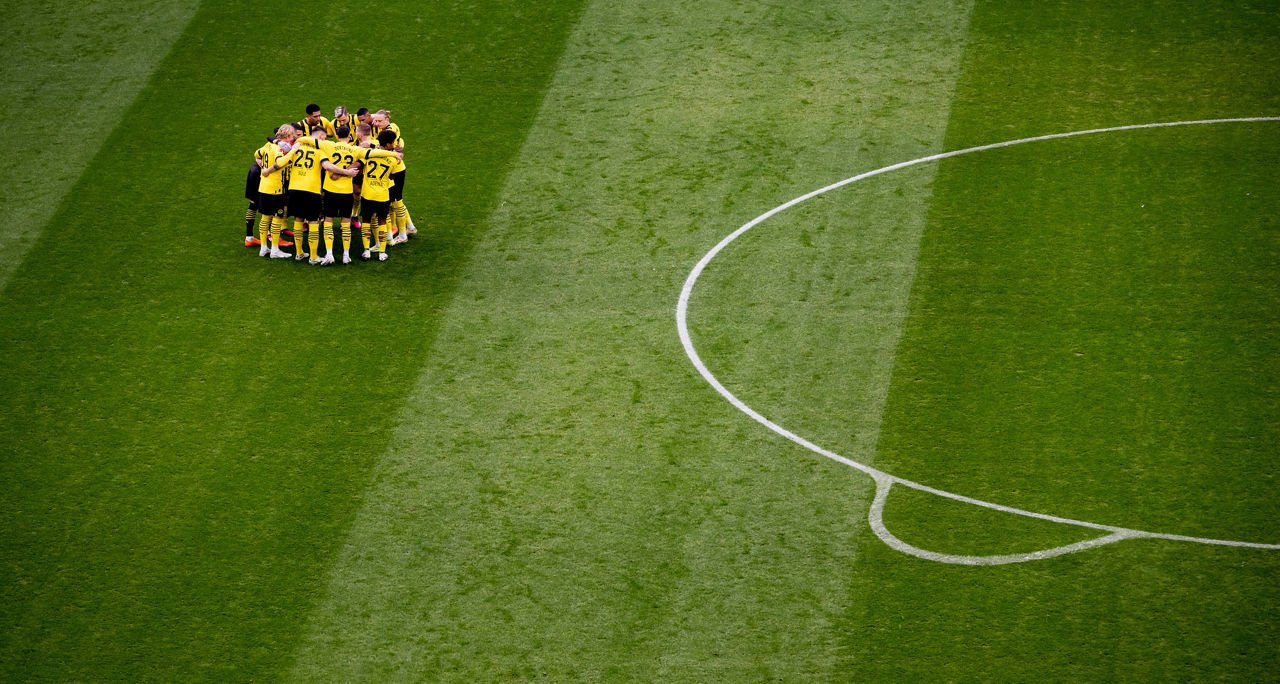 Centre circle on the pitch of SIGNAL IDUNA PARK with an additional bulge.