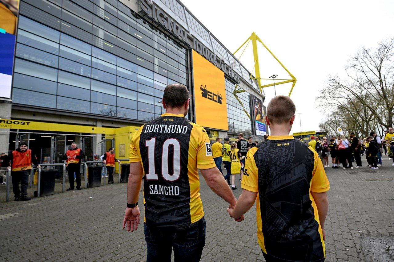 Vater und Sohn vor dem SIGNAL IDUNA PARK