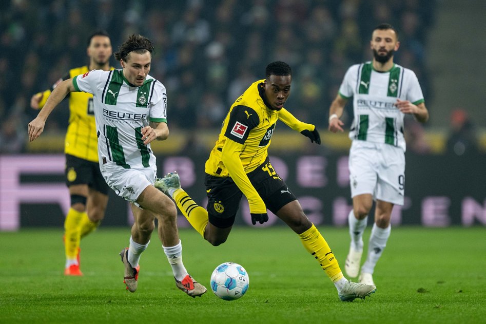24/25, Bundesliga, Bundesligasaison, Herren, Saison, Sport, football, soccer
Samstag 07.12.2024, 1. Bundesliga Saison 24/25 - 13. Spieltag in Moenchengladbach,    .Borussia Mönchengladbach - Borussia Dortmund .Rocco Reitz, Jamie Gittens (BVB).Copyright:.Borussia Dortmund GmbH & Co. KGaA.Rheinlanddamm 207-209.44137 Dortmund..(NO IPTC-stripping allowed).EDITORIAL USE ONLY