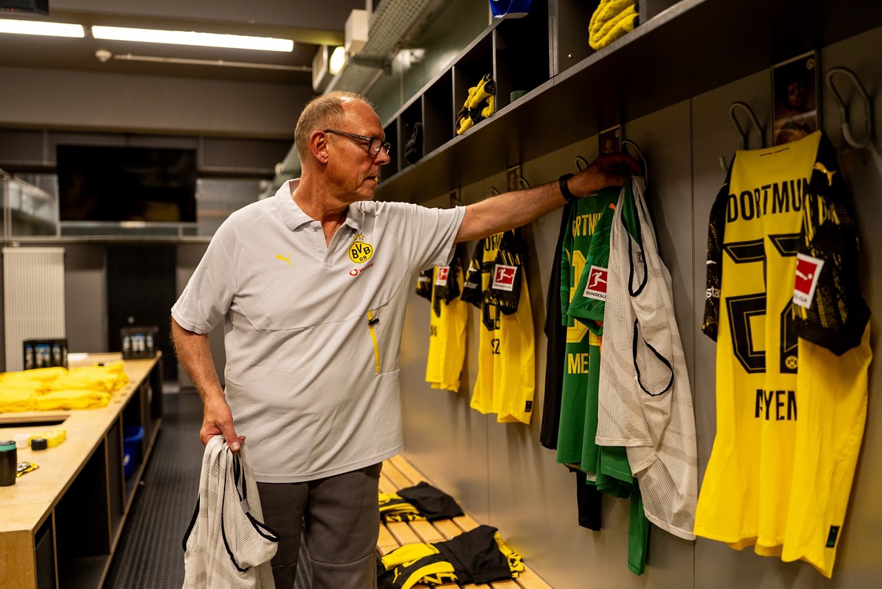 Frank Gräfen hängt in der Mannschaftskabine ein Leibchen an den Platz von Alexander Meyer.