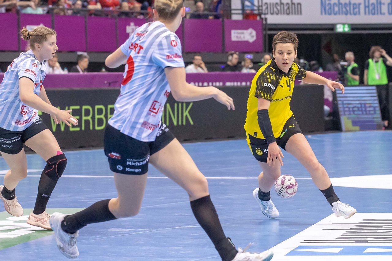 Alina Grijseels dribbelt den Ball.