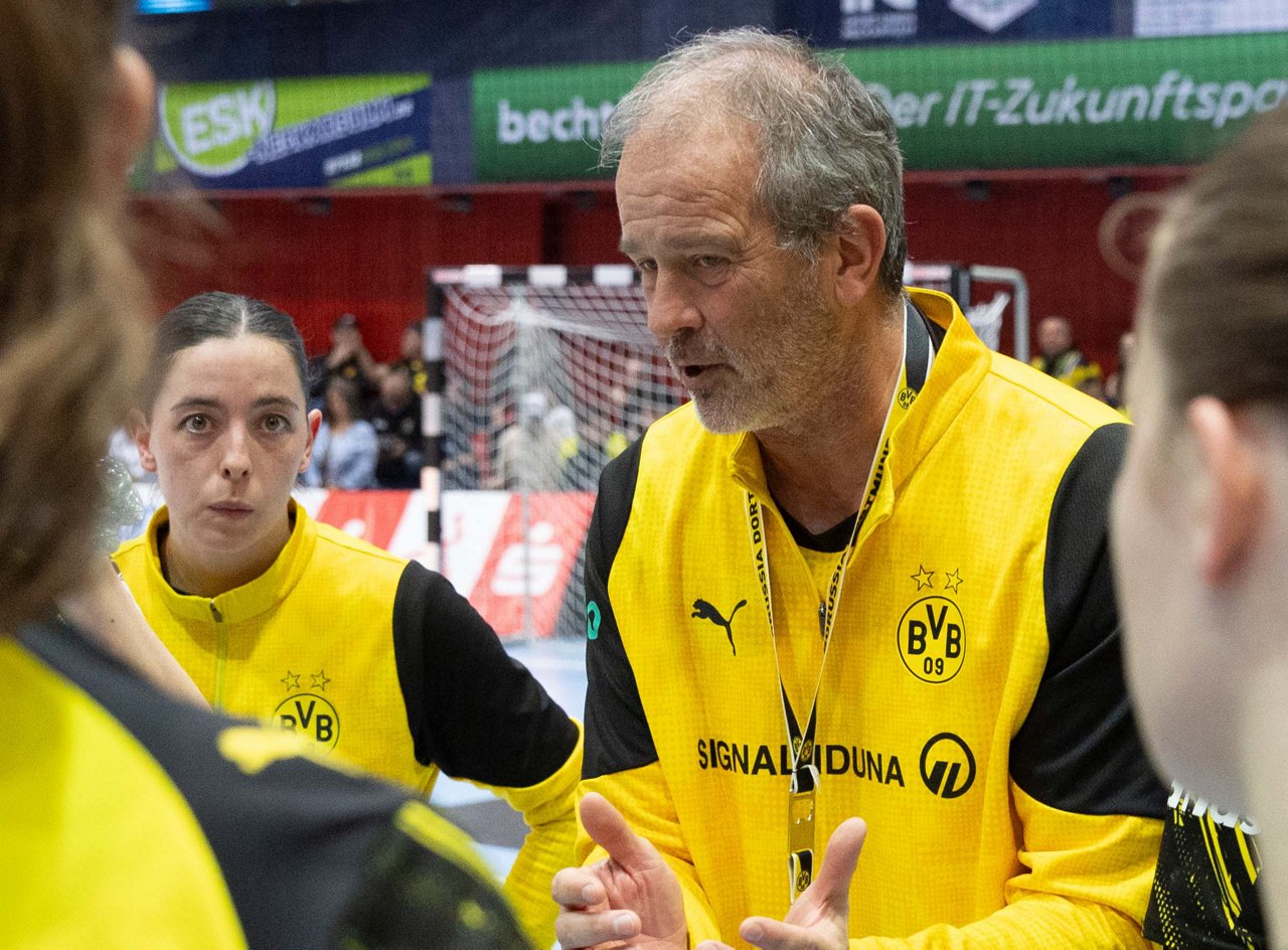 Henk Groener in der Auszeit mit seinen Spielerinnen.