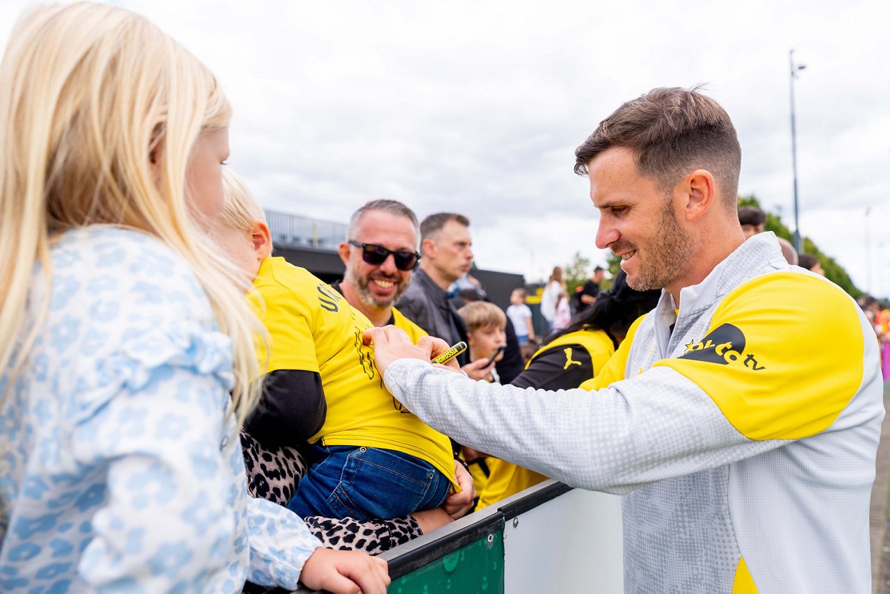 Pascal Groß gibt beim öffentlichen Training Autogramme.