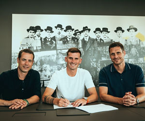 24/25, Bundesliga, Bundesligasaison, Vertrag, Unterschrift, Neuverpflichtung, Transfer, Vertragsunterschrift
Mittwoch 31.07.2024, 1. Fussball - Bundesliga Saison 24/25 - Borussia Dortmund - Pascal Gross Groß.Neuverpflichtung mit Lars Ricken (Geschäftsführer Sport BVB) und Sportdirektor Sebastian Kehl (BVB)..Copyright:.Borussia Dortmund GmbH & Co. KGaA.Rheinlanddamm 207-209.44137 Dortmund..(NO IPTC-stripping allowed).EDITORIAL USE ONLY