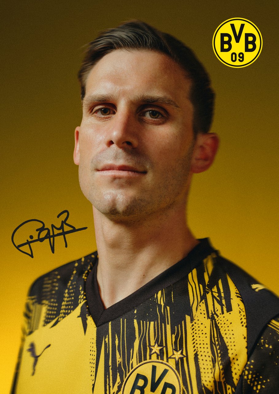 Front side of Pascal Groß' autograph card.