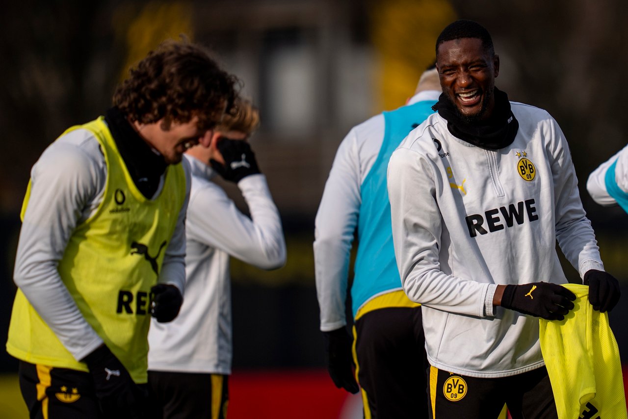 Serhou Guirassy und Fabio Silva lachen.