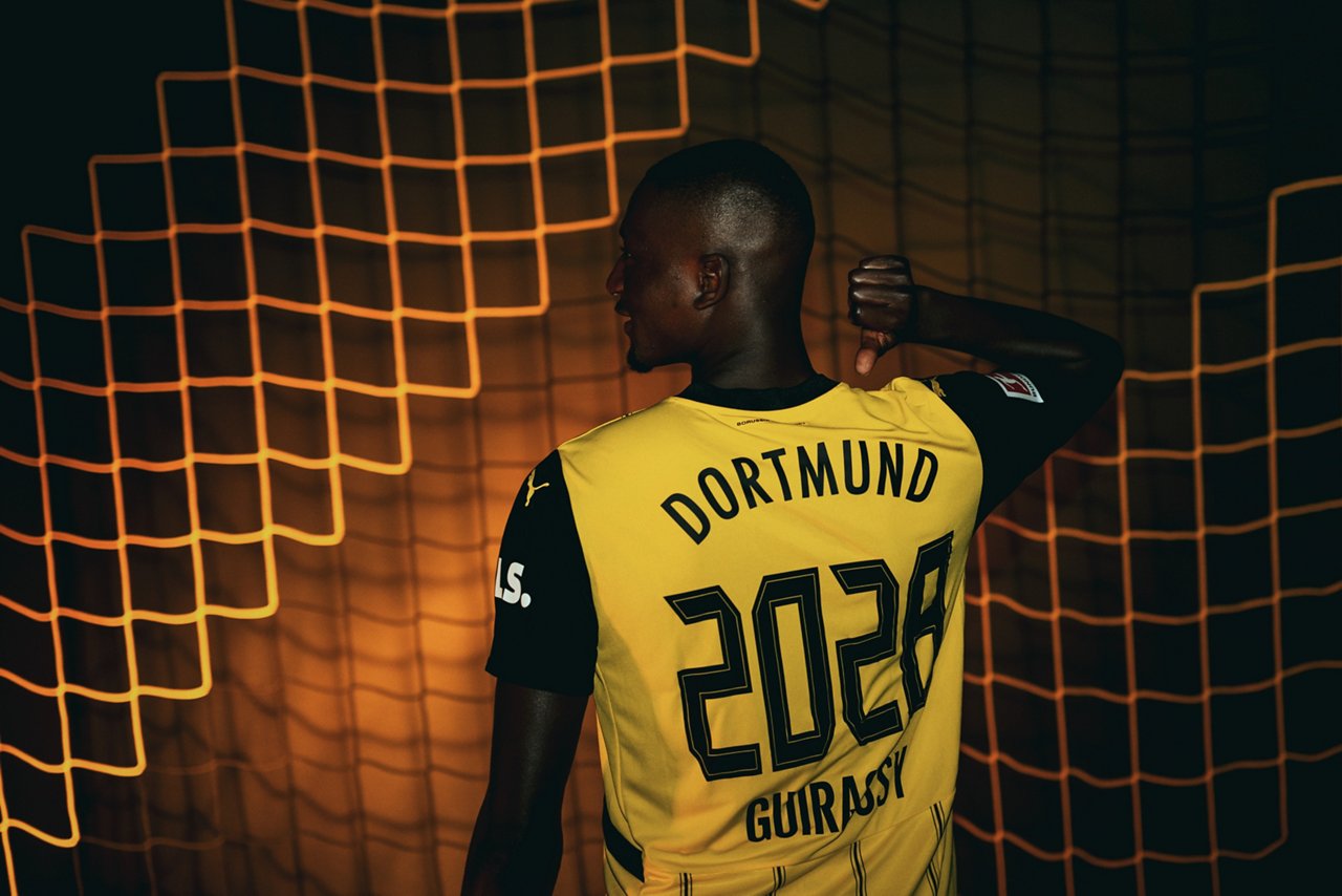 24/25, Bundesliga, Bundesligasaison, Vertrag, Unterschrift, Neuverpflichtung, Transfer, Vertragsunterschrift
Donnerstag 18.07.2024, 1. Fussball - Bundesliga Saison 24/25 - Serhou Guirassy .Neuverpflichtung..Copyright:.Borussia Dortmund GmbH & Co. KGaA.Rheinlanddamm 207-209.44137 Dortmund..(NO IPTC-stripping allowed).EDITORIAL USE ONLY