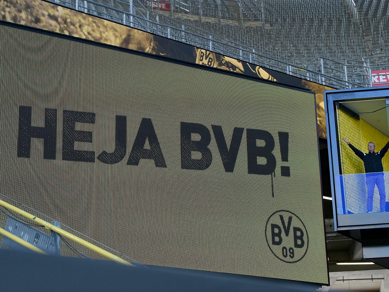 Heja BVB auf einer Anzeigewand im SIP