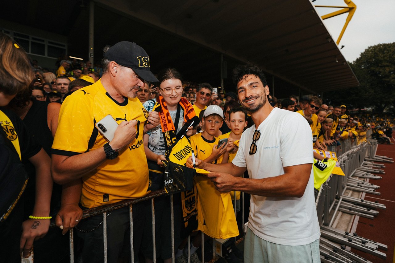 Mats Hummels verteilt Autogramme im Stadion Rote Erde.