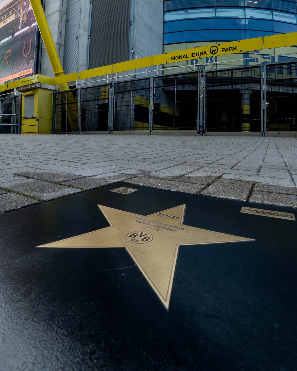 Der Stern für Mats Hummels auf dem BVB Walk of Fame liegt vor dem SIGNAL IDUNA PARK.