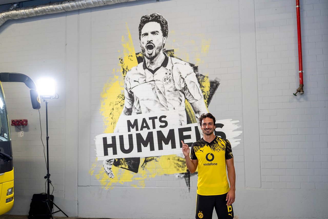 Mats Hummels vor seinem Legendenmotiv.