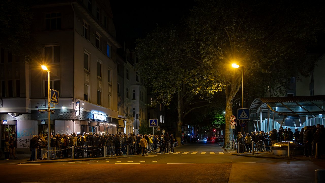 Fans vor Kneipen