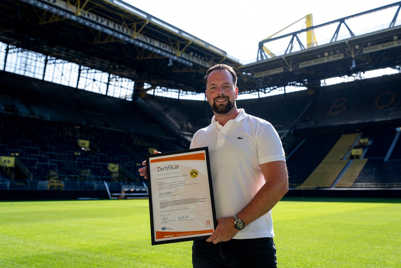 The 50001 certification is presented at SIGNAL IDUNA PARK.