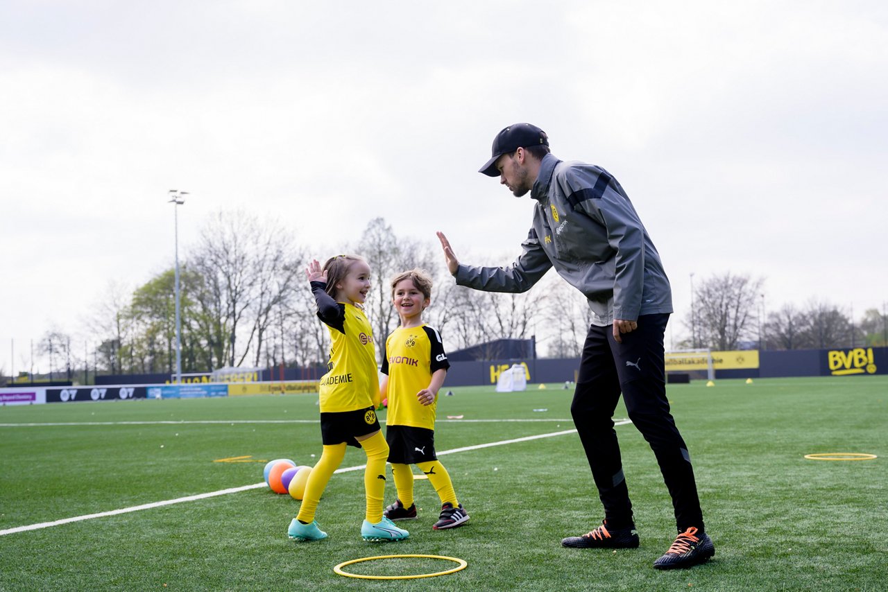 Children in the EVONIK Football Academy