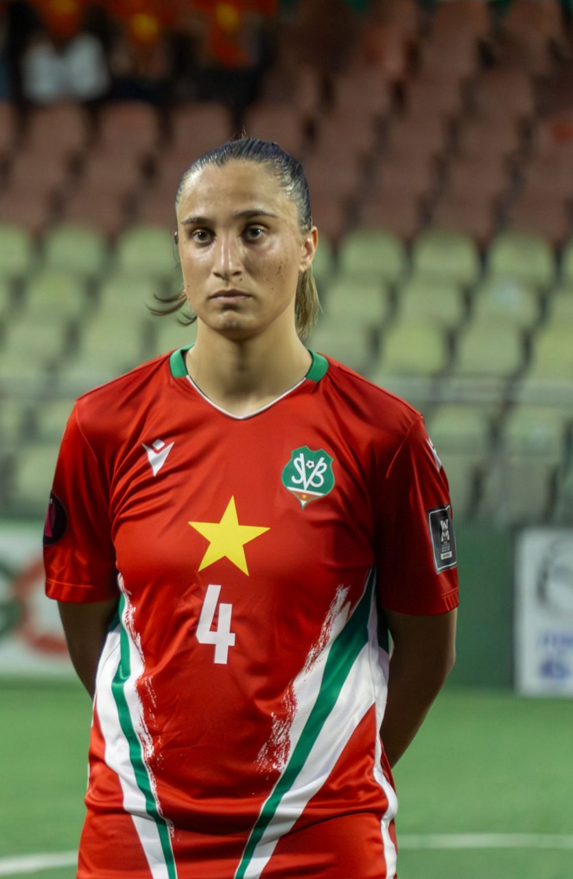 Jenske Steenwijk im Trikot der Nationalmannschaft von Suriname.