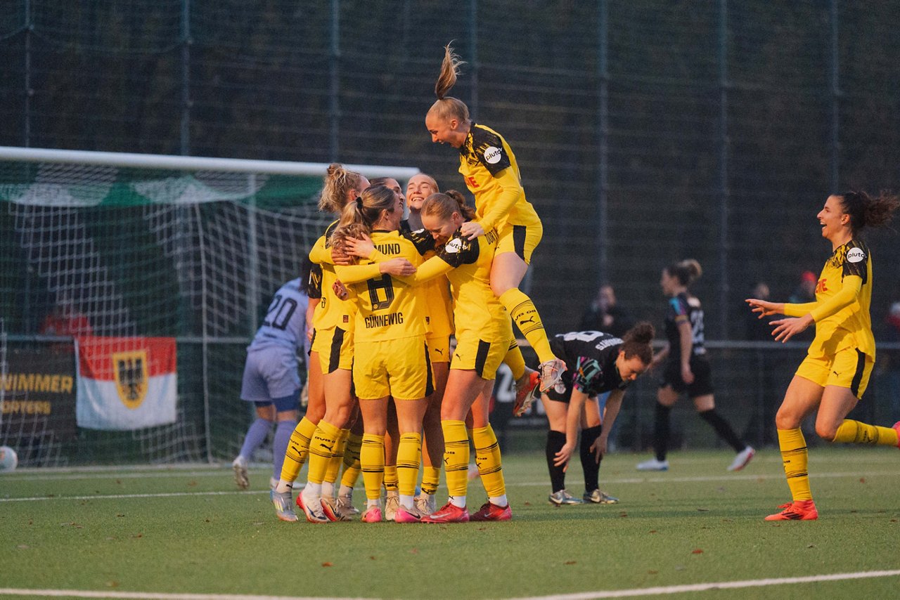 Dortmunder Spielerinnen bilden eine Jubeltraube. 