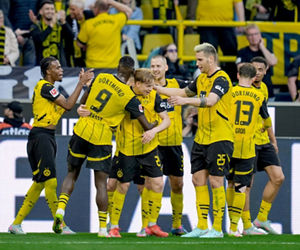 24/25, Bundesliga, Bundesligasaison
Sonntag 20.04.2025, 1. Bundesliga Saison 24/25 - 30. Spieltag in Dortmund, Borussia Dortmund - Borussia Moenchengladbach, .Daniel Svensson (BVB) bejubelt sein Tor zum 3:1, Carney Chukwuemeka (BVB), Serhou Guirassy (BVB), Waldemar Anton (BVB), Niklas Suele (BVB)..Copyright:.Borussia Dortmund GmbH & Co. KGaA.Rheinlanddamm 207-209.44137 Dortmund..(NO IPTC-stripping allowed).EDITORIAL USE ONLY