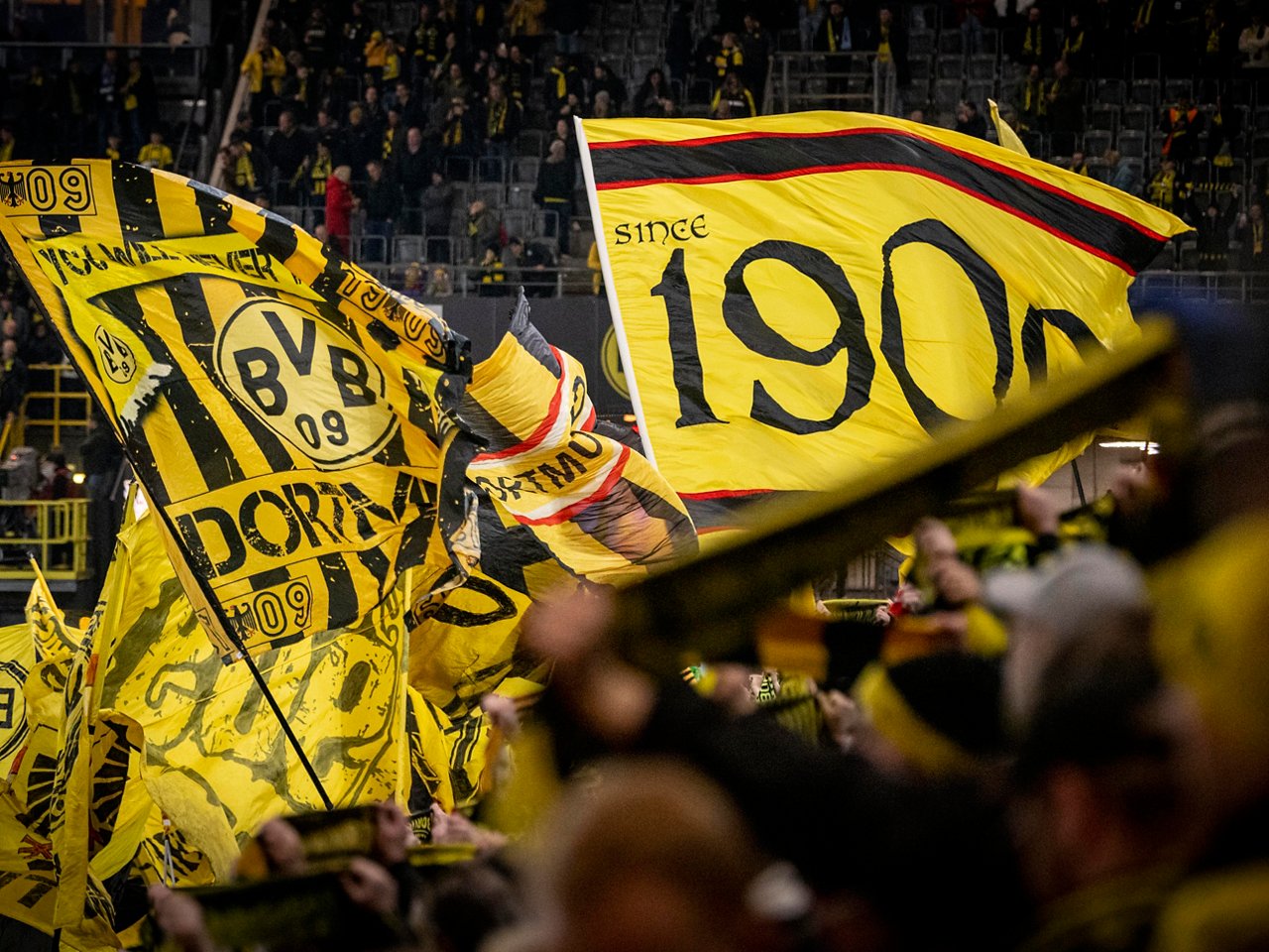 Fahnen auf der Südtribüne