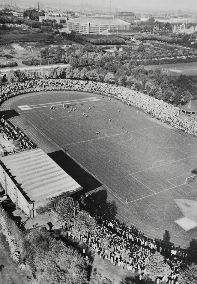 Luftbild des Stadions Rote Erde, 1952.