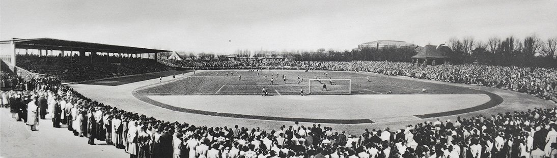 Stadion Rote Erde bei einem Spiel in den 1950er-Jahren.