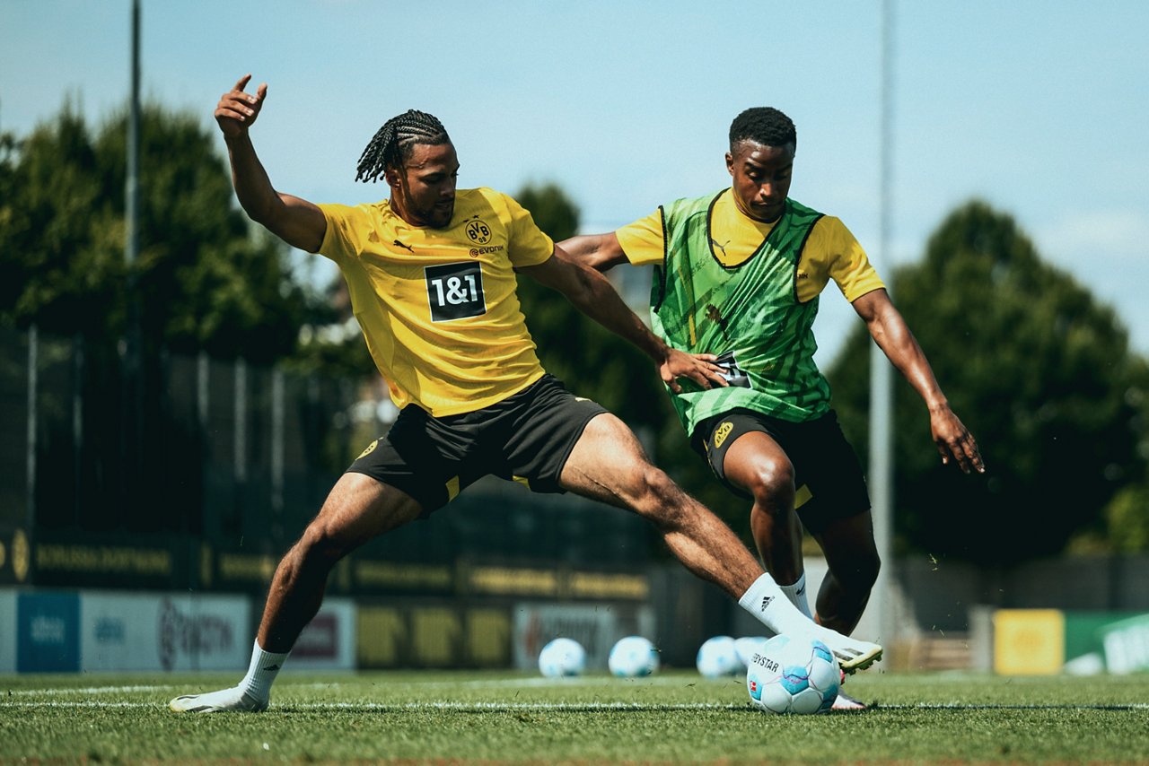 24/25, Bundesliga, Bundesligasaison, Training
Montag 15.07.2024, 1. Fussball - Bundesliga Saison 24/25 - Training in Dortmund, .BV Borussia Dortmund - Training - .Almugera Kabar (BVB), Youssoufa Moukoko (BVB)..Copyright:.Borussia Dortmund GmbH & Co. KGaA.Rheinlanddamm 207-209.44137 Dortmund..(NO IPTC-stripping allowed).EDITORIAL USE ONLY