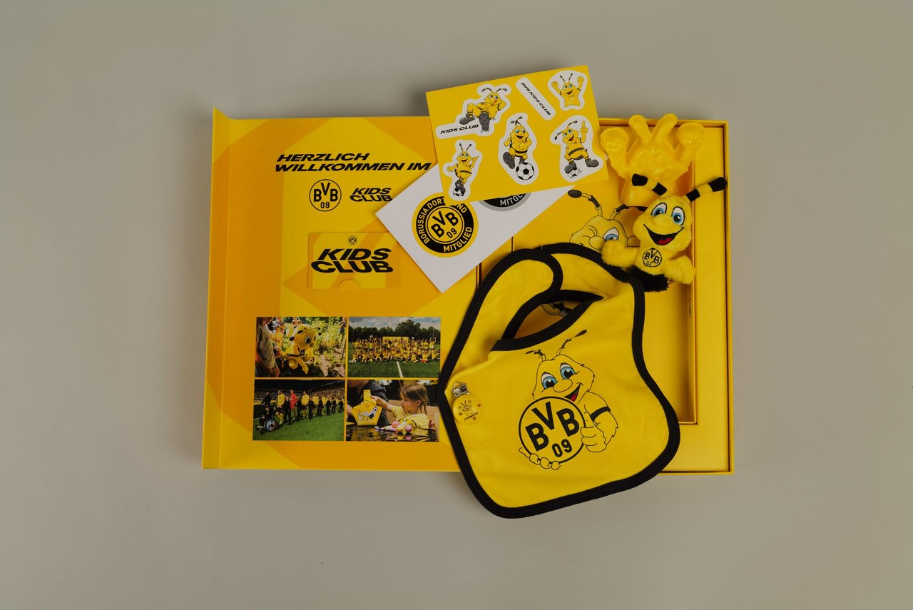 Welcome package for joining the KidsClub (including bib, cuddly toy, stickers, membership card, and baking mould).