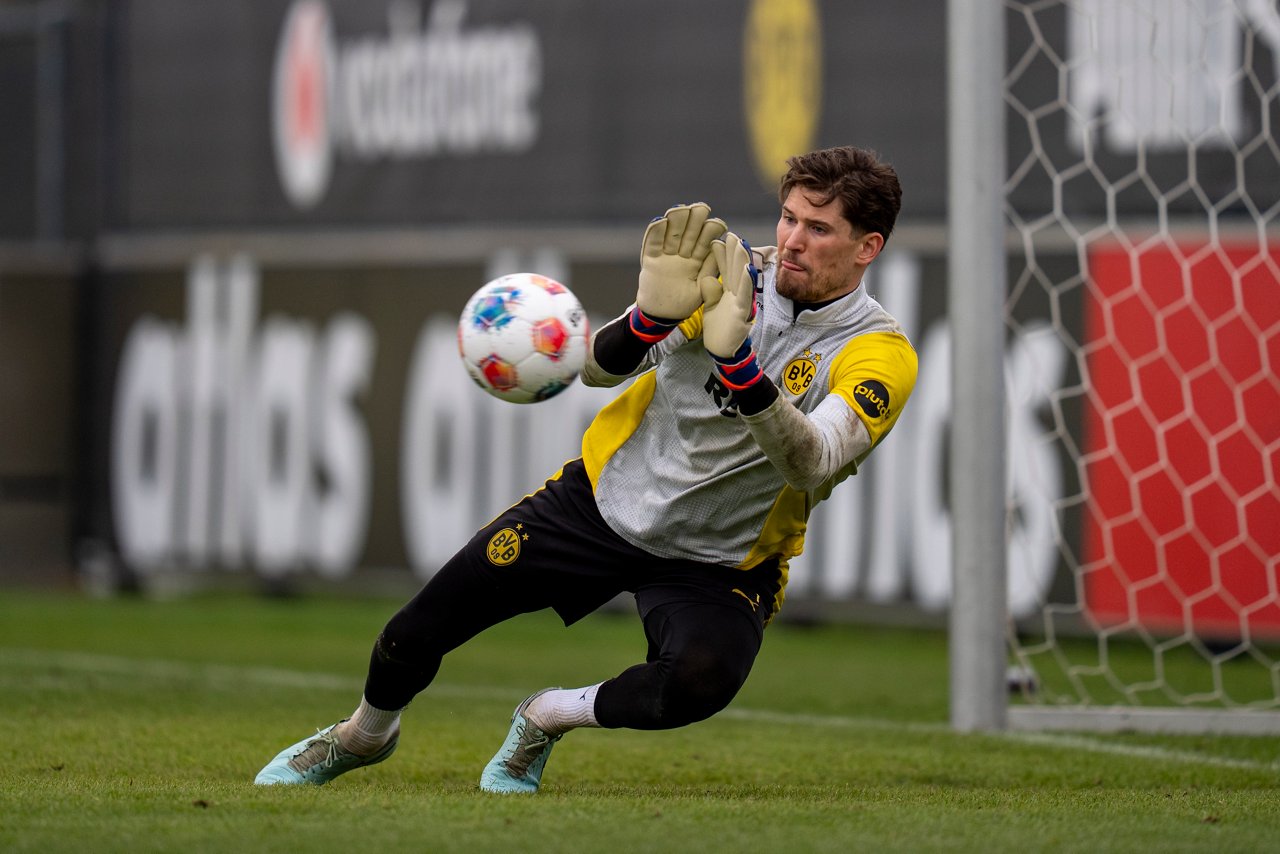 Gregor Kobel springt seitlich und fokussiert den Ball.