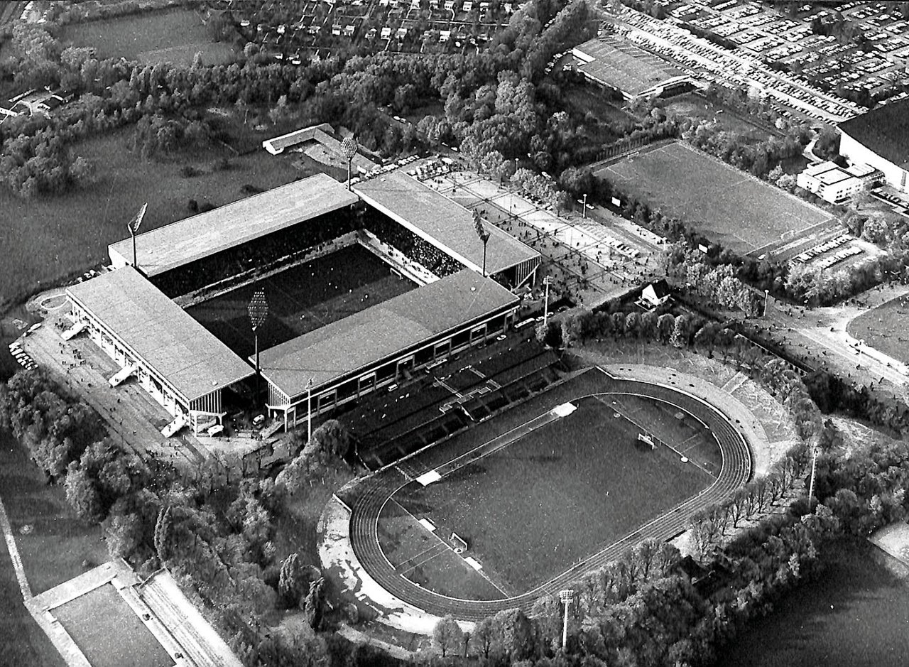 Das 1974 fertiggestellte Westfalenstadion neben dem Stadion Rote Erde. Bildquelle: Gerd Kolbe.