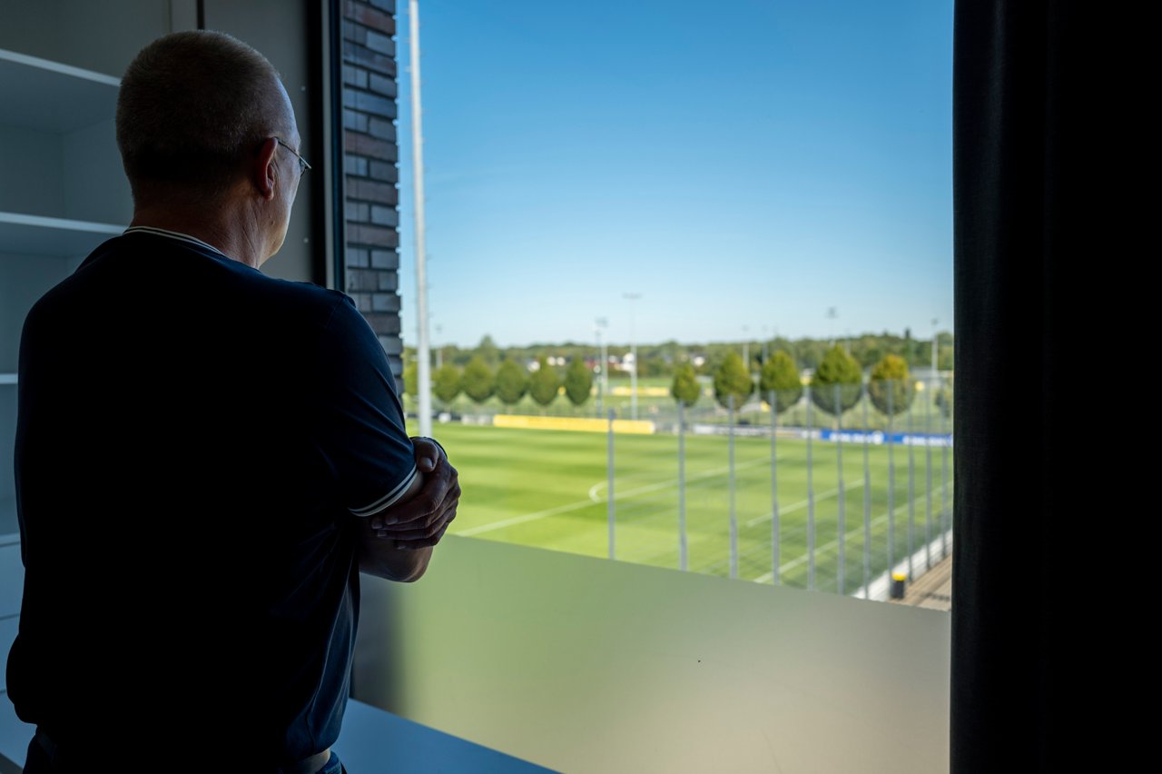 Matthias Röben schaut aus dem Fenster des Nachwuchsleistungszentrums