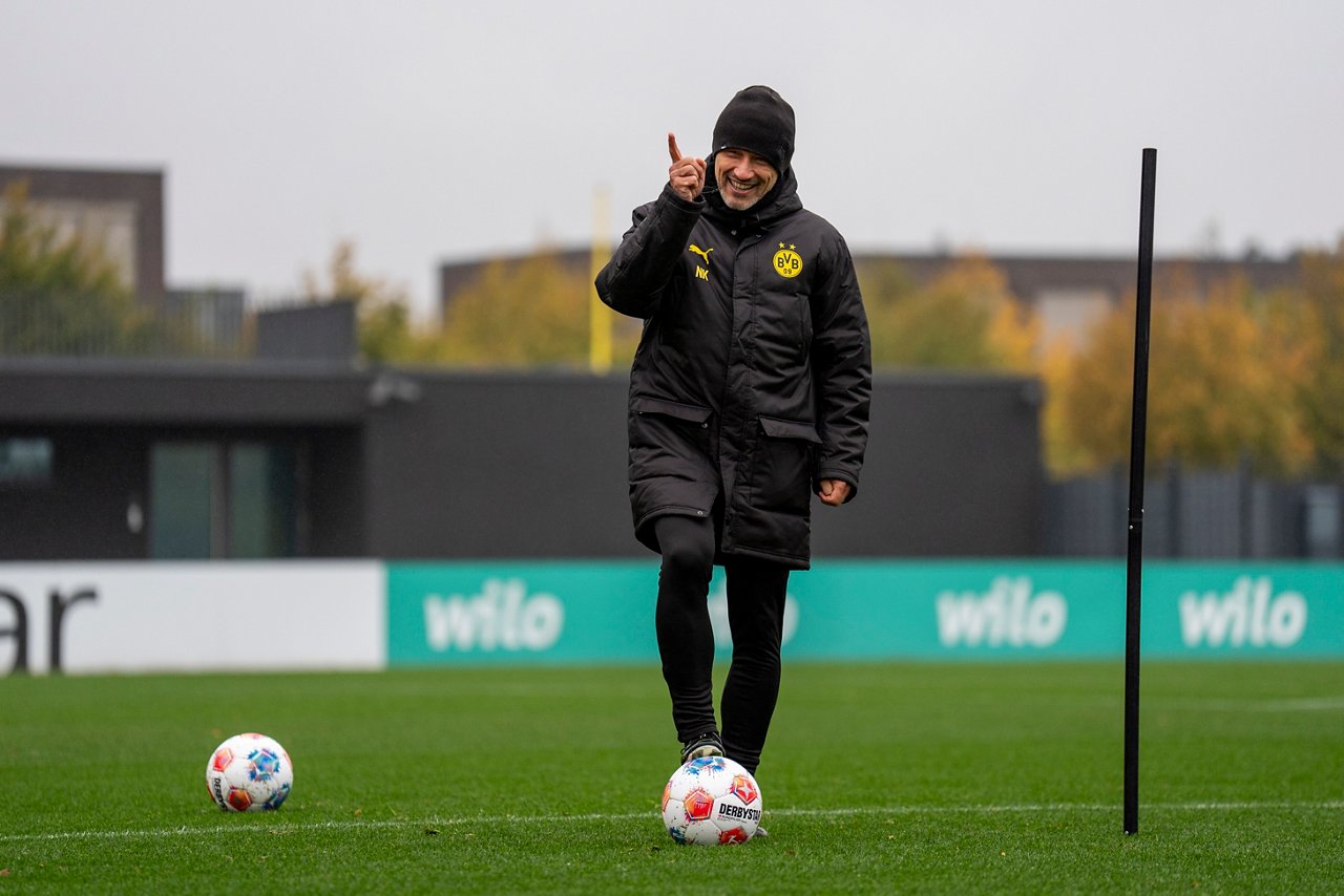 Niko Kovac steht mit einem Fuß auf einem Ball und hebt den rechten Finger.