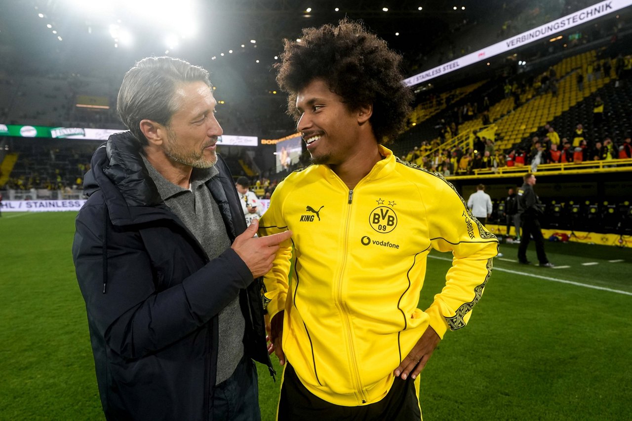 Niko Kovac im Gespräch mit Karim Adeyemi.