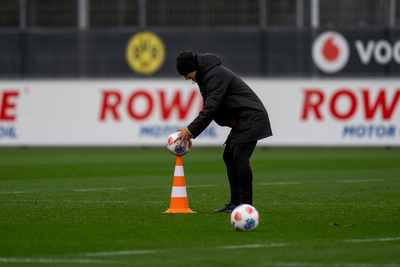 Niko Kovac legt einen Ball auf ein Hütchen.