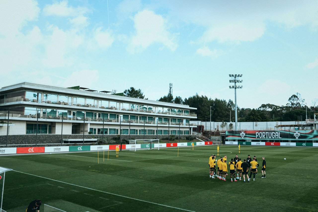 Bundesliga, 24/25, Herren, Saison, Lissabon, Training
Mittwoch 12.02.2025, Bundesliga Saison 24/25 -  Training in Lissabon / Portugal - BV Borussia Dortmund..Kreis Teamkreis Mannschaftskreis Uebersicht..Copyright:.Borussia Dortmund GmbH & Co. KGaA.Rheinlanddamm 207-209.44137 Dortmund..(NO IPTC-stripping allowed).EDITORIAL USE ONLY