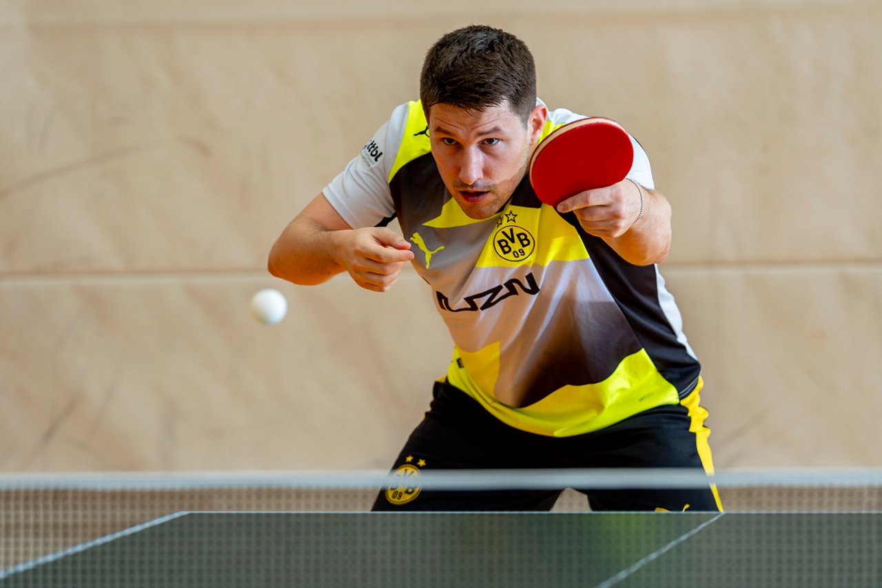 Kristian Karlsson schlägt den Ball.